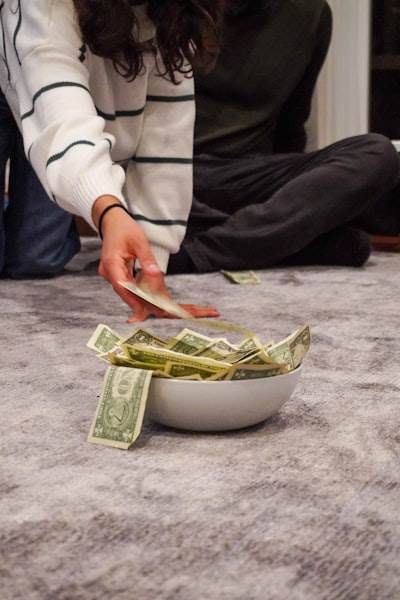 La creciente tendencia de ganar dinero con compañeros de IA