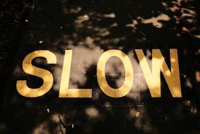 El surgimiento de la 'IA lenta': Por qué los desarrolladores deberían dejar de correr sin sentido