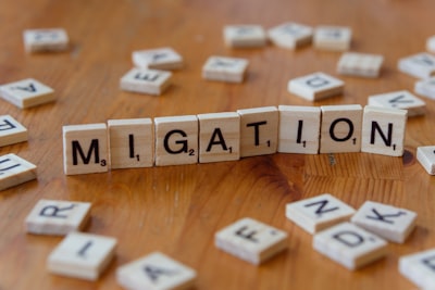 ¿Qué debo esperar al implementar la migración de base de datos a servicios en la nube?