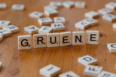 Generación de consultas de grafos con agentes de lenguaje grandes guiados por restricciones