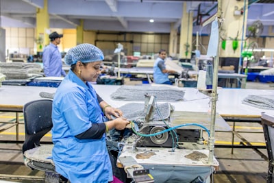 ¿Cómo se ajusta el control de calidad de la producción automatizada en la estrategia digital de una empresa?