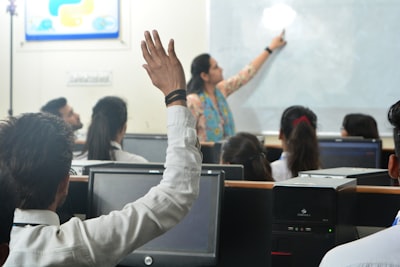 Por qué las industrias de educación eligen aplicaciones personalizadas: Perspectivas de expertos