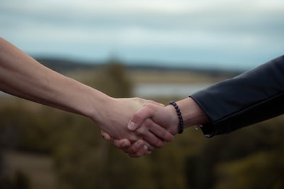 ¿Cuáles son los beneficios de asociarse con una empresa de soluciones de IA avanzada?