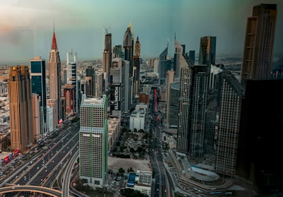 IA generativa y agentes autónomos en SaaS empresarial para negocios del Medio Oriente