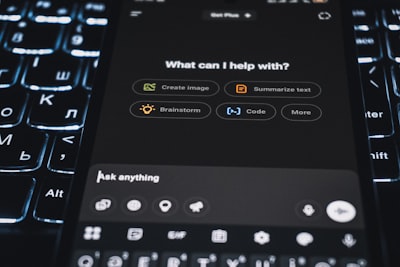 ¿Qué industrias utilizan chatbots de IA para el servicio al cliente?