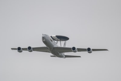 A 748M-Parámetro Modelo de Lenguaje de Habla en Dispositivo con Clonado de Voz Instantáneo abierto por Neuphonic: NeuTTS Air