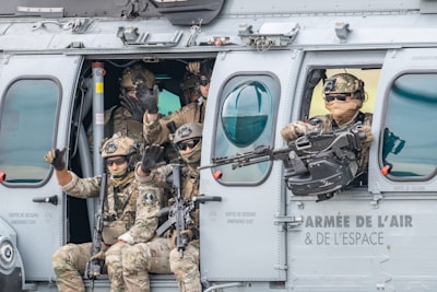 Hacia operaciones de SOC autónomas: marco LLM de extremo a extremo para la detección de amenazas, generación de consultas y resolución en operaciones de seguridad