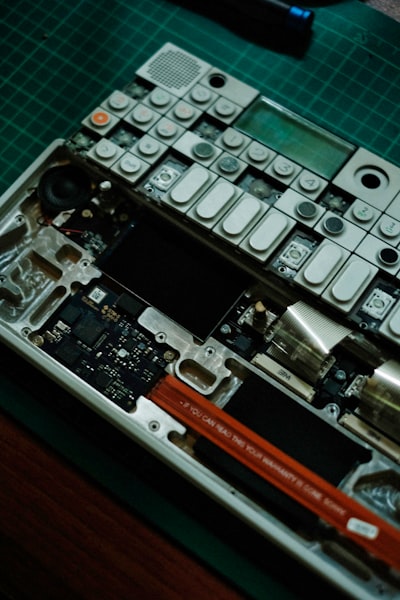 Qué es el Hardware Hacking: Técnicas, Herramientas y Retos de la Seguridad Física