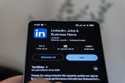 Estrategia del constructor de anuncios de LinkedIn [Guía de 2025]: Herramientas nativas vs. IA
