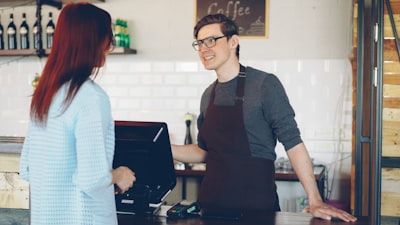 ¿Cómo afecta la automatización del servicio al cliente sin contratar al trabajo en equipo?