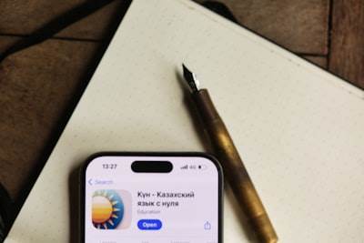 ¿Qué indicadores clave de rendimiento puedo usar para medir el éxito de los servicios de aplicaciones móviles personalizados?