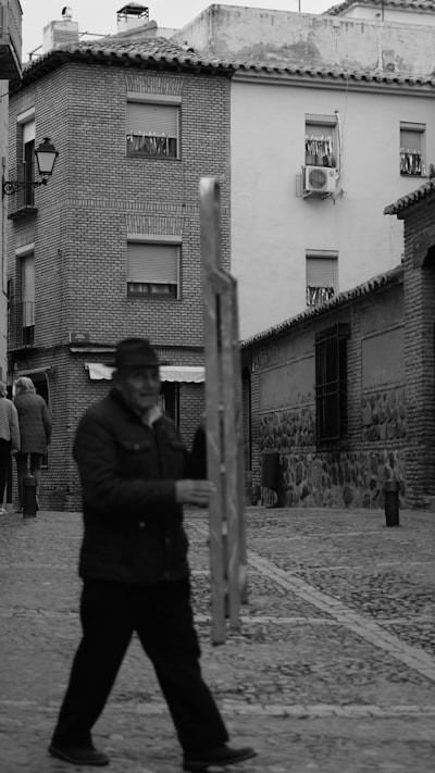  Escalando la Memoria del Adam Equilibrado