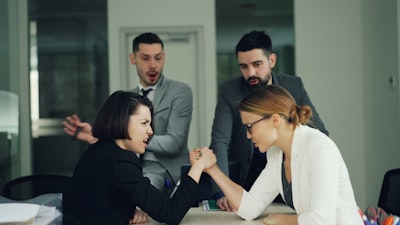 Conflictos más comunes en el trabajo y estrategias para resolverlos