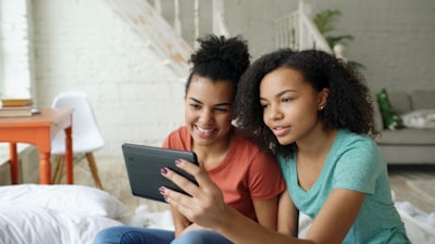 Comprendiendo la confianza digital en las plataformas en línea modernas
