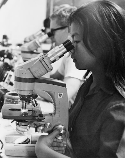 IA para la investigación científica: El poder de los modelos de lenguaje pequeños