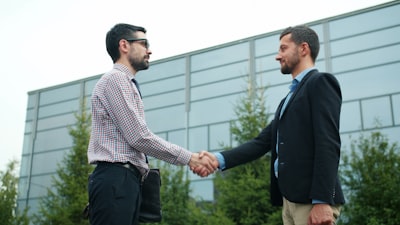 Comparación completa en la contratación de agentes de IA frente a reclutadores humanos en el sector manufacturero