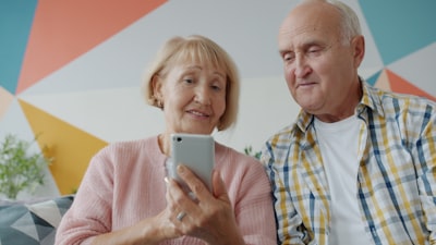 Del 'qué' al 'cómo' y 'por qué': resúmenes con LLM para familiares de mayores