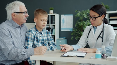  Interfaces de lenguaje, no oráculos: sistema híbrido para apendicitis pediátrica