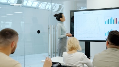 Maximizando la eficiencia: Soluciones de software a medida para gigantes corporativos