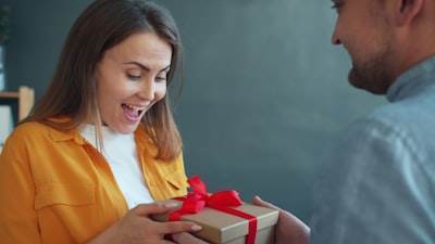 Cómo conseguir realmente una tarjeta regalos de $100 en Amazon gratis (Guía del año 2024)