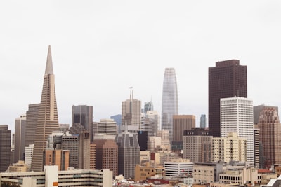 ¿El CRM personalizado vs Salesforce para pequeñas empresas apoya la transformación digital ecológica?