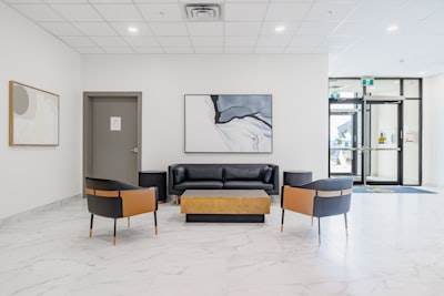 Actualiza tu área de recepción con un moderno juego de sofás de oficina