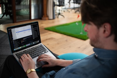  CodeGolf Bench: benchmark multilingüe de generación concisa de código en LLMs