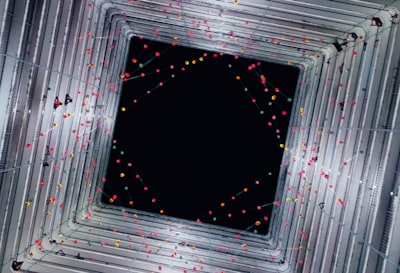 Extracción mejorada de fotones individuales a través de arquitecturas de puntos cuánticos núcleo-cáscara y enfriamiento estocástico adaptativo