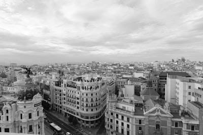 Cómo Implementar una agencia de desarrollo web en Barcelona y Madrid: Paso a paso 2024