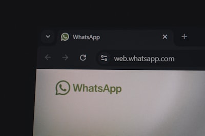 ¿Se pueden personalizar las respuestas automáticas de WhatsApp para satisfacer las necesidades específicas de mi empresa?