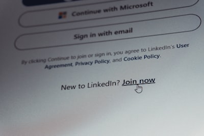 Microsoft advierte sobre una sofisticada campaña de phishing dirigida a organizaciones estadounidenses.