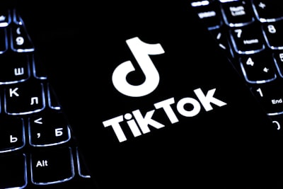 Algoritmo de TikTok 2026: Por qué las Compartidas y Guardadas son más importantes que los Me gusta