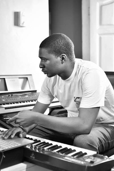 Música AI hecha fácil: Cómo cualquiera puede crear canciones con generadores de AI gratuitos