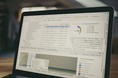 ¿Se pueden mejorar documentos automáticamente con IA conectada a bases de datos o APIs?