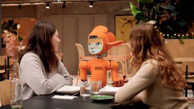 Los Robots de Persuasión: Examinando cómo las expresiones lingüísticas de personalidad de agentes conversacionales afectan las percepciones y decisiones de los usuarios
