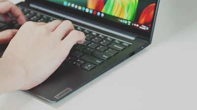 Lenovo muestra una computadora portátil ensamblable con teclado, pantalla y puertos removibles