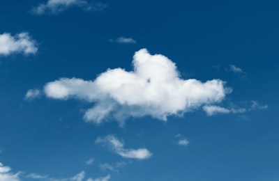 ¿Es compatible el alojamiento en la nube para aplicaciones de software personalizado con modelos de trabajo remoto o híbridos?